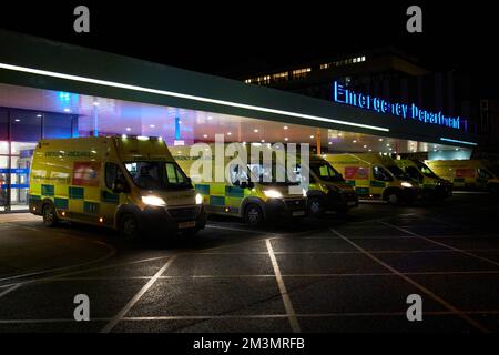 Schlange von Krankenwagen vor dem aintree Universitätskrankenhaus Fazakerley an einer geschäftigen dezember Winternacht liverpool england Stockfoto