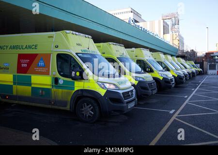 Schlange der Krankenwagen vor dem aintree Universitätskrankenhaus Fazakerley an einem geschäftigen dezember Tag der Krankenschwestern schlägt liverpool england uk Stockfoto