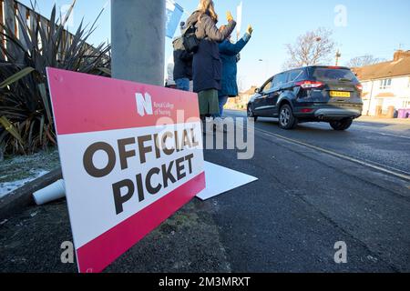 Krankenschwestern an der offiziellen Streikpostenlinie während des Streiktags vor dem aintree Universitätskrankenhaus fazakerley liverpool england uk 15.. dezember 2022 Stockfoto