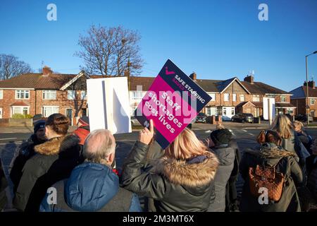 Krankenschwestern an der Streiklinie während des Streiktags vor dem aintree Universitätskrankenhaus fazakerley liverpool england uk 15.. dezember 2022 Stockfoto