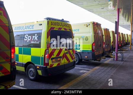 Schlange der Krankenwagen vor dem aintree Universitätskrankenhaus Fazakerley an einem geschäftigen dezember Tag der Krankenschwestern schlägt liverpool england uk Stockfoto