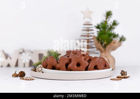 Traditionelle deutsche glasierte Lebkuchen-Weihnachtsplätzchen, genannt Lebkuchen, in verschiedenen Formen Stockfoto