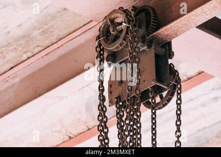 Ketten an der Decke im industriellen Innenraum Stockfoto