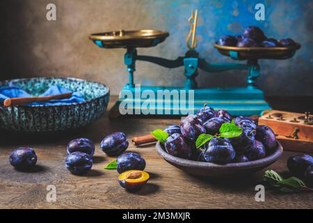 Frisch gepflückte Zwetschgen-Früchte in einer Schüssel Stockfoto