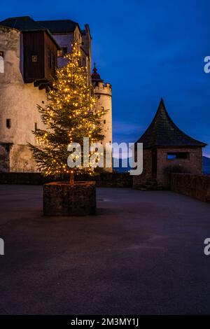 Weihnachtsbaum im Innenhof der Festung Hohensalzburg in der Abenddämmerung, Salzburg, Österreich Stockfoto