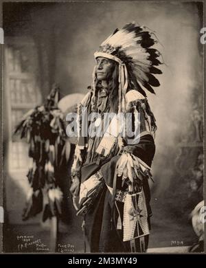 Poor Dog, Sioux , Indians of North America, Dakota Indians, Trans-Mississippi und International Exposition 1898 : Omaha, Neb.. Fotos des amerikanischen Westens Stockfoto