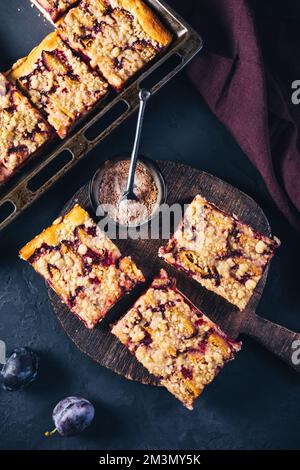 Zwetschgenkuchen mit Hefeteig und Krümeln Stockfoto