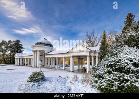 Kolonnade (Kolonáda auf Tschechisch) der kalten Mineralwasserquellen Caroline und Rudolf - Zentrum des berühmten kleinen westböhmischen Kurorts Stockfoto