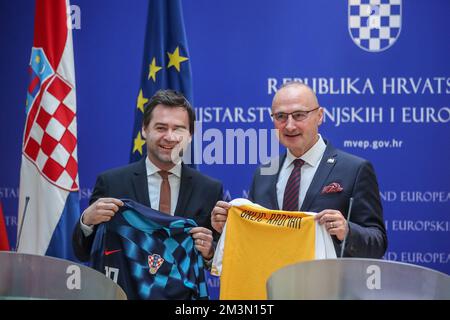 Zagreb, Kroatien. 16.. Dezember 2022. Nicu Popescu, stellvertretender Ministerpräsident der Republik Moldau, und Gordan Grlic Radman, kroatischer Außenminister und Minister für europäische Angelegenheiten, gaben sich nach dem Treffen im Ministerium für auswärtige und europäische Angelegenheiten am 16. Dezember 2022 in Zagreb, Kroatien, gegenseitig die Trikots ihrer Fußballmannschaften. Foto: Slavko Midzor/PIXSELL Credit: Pixsell/Alamy Live News Stockfoto