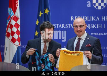 Zagreb, Kroatien. 16.. Dezember 2022. Nicu Popescu, stellvertretender Ministerpräsident der Republik Moldau, und Gordan Grlic Radman, kroatischer Außenminister und Minister für europäische Angelegenheiten, gaben sich nach dem Treffen im Ministerium für auswärtige und europäische Angelegenheiten am 16. Dezember 2022 in Zagreb, Kroatien, gegenseitig die Trikots ihrer Fußballmannschaften. Foto: Slavko Midzor/PIXSELL Credit: Pixsell/Alamy Live News Stockfoto