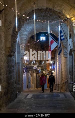 Die Menschen spazieren durch die griechische Patriarchatenstraße, die mit Weihnachtslichtern im christlichen Viertel dekoriert ist. Altstadt Ost-Jerusalem Israel Stockfoto