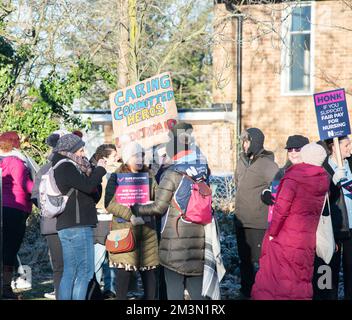 Dezember 15. 2022 die Krankenschwestern von Oxford, Großbritannien, in Oxford unternahmen Streikmaßnahmen, um für sichere Personalausstattung und eine faire Bezahlung zu kämpfen. Stockfoto