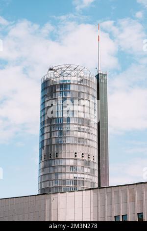 27. Juli 2022, Essen, Deutschland: Westenergie Turm als Hauptsitz des Energieunternehmens Stockfoto