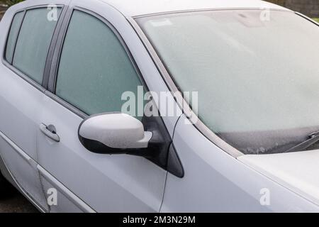 Timoleague, West Cork, Irland. 16.. Dezember 2022. In Irland kam es über Nacht zu einem starken Frost mit Temperaturen von bis zu 5C °C, was dazu führte, dass die Autos heute Morgen vereist waren. Met Eireann hat für das Wochenende milderes Wetter vorhergesagt, mit Regen. Kredit: AG News/Alamy Live News Stockfoto