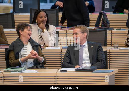 Plenarsitzung im Landeshaus Kiel Mitglieder der Regierung auf der Regierungsbank Stockfoto