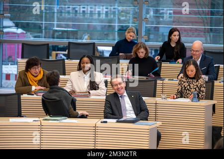 Plenarsitzung im Landeshaus Kiel Mitglieder der Regierung auf der Regierungsbank Stockfoto