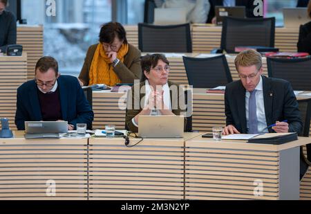 Plenarsitzung im Landeshaus Kiel Ministerpräsiden Günther und weiterer Minister auf der Regierungsbank Stockfoto