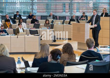 Plenarsitzung im Landeshaus Kiel Ministerpräsident Daniel Günther bei seiner Rede vor dem Plenum Stockfoto