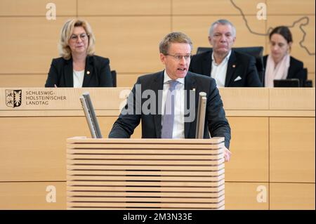 Plenarsitzung im Landeshaus Kiel Ministerpräsident Daniel Günther bei seiner Rede vor dem Plenum Stockfoto