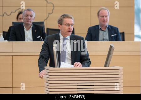 Plenarsitzung im Landeshaus Kiel Ministerpräsident Daniel Günther bei seiner Rede vor dem Plenum Stockfoto