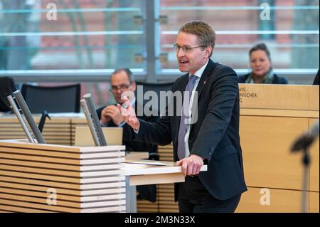 Plenarsitzung im Landeshaus Kiel Ministerpräsident Daniel Günther bei seiner Rede vor dem Plenum Stockfoto