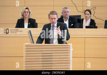 Plenarsitzung im Landeshaus Kiel Ministerpräsident Daniel Günther bei seiner Rede vor dem Plenum Stockfoto