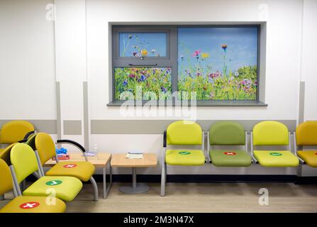 Kreuze und Zecken zeigen an, wo man im Wartezimmer der Intensivstation des Royal Preston Krankenhauses in Lancashire, England, sitzen soll. Am Januar Stockfoto