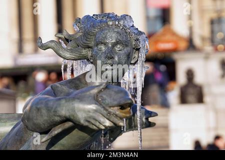 Ein gefrorener Brunnen am Trafalgar Square, im Zentrum von London. Schnee und Eis haben sich über Teile Großbritanniens ausgebreitet, und die kalten Winterbedingungen werden tagelang anhalten. Foto: Freitag, 16. Dezember 2022. Stockfoto