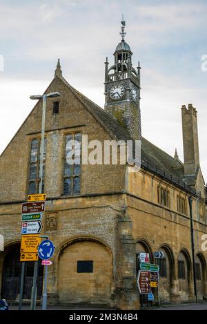 Redesdale Hall im Freien Tudor-Stil ist das Rathaus in der Marktstadt Moreton-in-Marsh im Cotswold District in England. Stockfoto