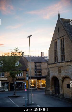 Kostenlose Redesdale Hall im Tudor-Stil in der Marktstadt Moreton-in-Marsh im Cotswold District von England. Stockfoto