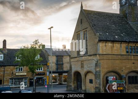 Kostenloses Rathaus im Tudor-Stil in Redesdale Hall in Moreton-in-Marsh Market Town im Cotswold District von England. Stockfoto