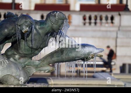 Ein gefrorener Brunnen am Trafalgar Square, im Zentrum von London. Schnee und Eis haben sich über Teile Großbritanniens ausgebreitet, und die kalten Winterbedingungen werden tagelang anhalten. Foto: Freitag, 16. Dezember 2022. Stockfoto