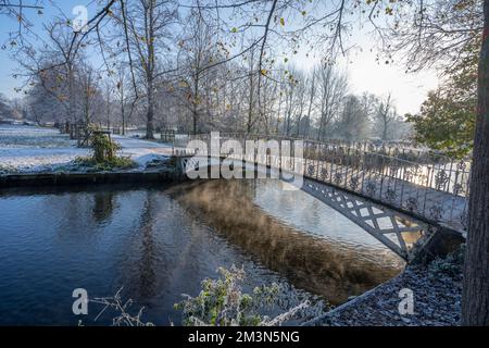 Morden Hall Park, London, Großbritannien. 16. Dezember 2022 Am Ufer des Wandle, der durch den Morden Hall Park im Süden Londons fließt, verbleiben tagsüber Frost und Eis. Kredit: Malcolm Park/Alamy Live News Stockfoto