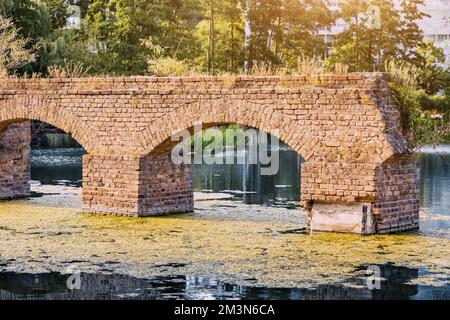 Römisches Aquädukt oder Viadukt in der Nähe des Mediaparks in Köln, erkunden Sie Sehenswürdigkeiten und Attraktionen Stockfoto