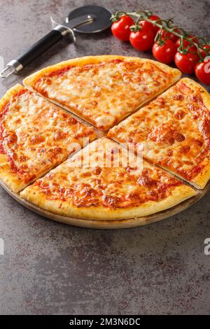 Authentische Pizzeria-Pizzeria-Pizza-Pastete im italienischen New York City-Stil als Nahaufnahme auf dem Spielbrett auf dem Tisch. Vertikal Stockfoto