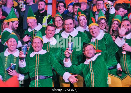 London, Großbritannien. 15.. Dezember 2022. LONDON, VEREINIGTES KÖNIGREICH - DEZEMBER 15: Fans und Fans während der Cazoo World Darts Championship 2022/23 im Alexandra Palace am 15. Dezember 2022 in London, Vereinigtes Königreich. (Foto: Pieter Verbeek/BSR Agency) Kredit: BSR Agency/Alamy Live News Stockfoto