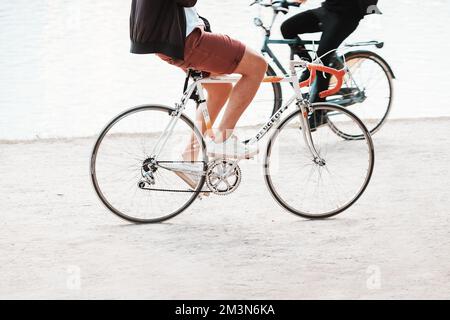 30. Juli 2022, Köln, Deutschland: Radfahrer fahren auf dem Radweg im Park. Alternative gesunde und umweltfreundliche Verkehrsmittel in der Stadt Stockfoto