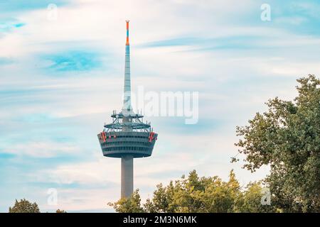 30. Juli 2022, Köln, Deutschland: Kölner Fernsehturm vor farbenfrohem Himmel Stockfoto