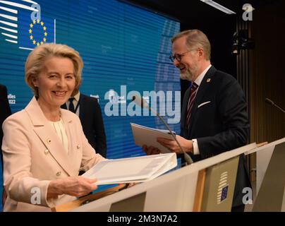 Brüssel, Belgien. 15.. Dezember 2022. Die Präsidentin der Europäischen Kommission Ursula von der Leyen und der tschechische Premierminister Petr Fiala nach dem EU-Gipfel am 15. Dezember 2022 in Brüssel. Kredit: Petr Kupec/CTK Photo/Alamy Live News Stockfoto