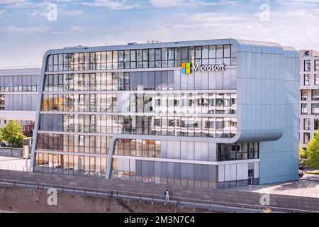 29. Juli 2022, Köln, Deutschland: Microsoft-Markenlogo auf einem Bürogebäude. Software- und Computertechnologie-Unternehmen Stockfoto