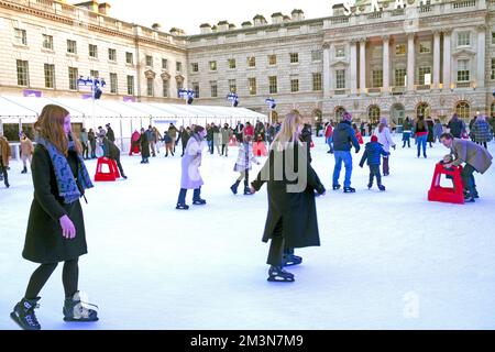 Schlittschuhläufer Schlittschuhlaufen auf der öffentlichen Eisbahn vor dem Somerset House zur Weihnachtszeit in London, England, Großbritannien, 2022. Dezember, KATHY DEWITT Stockfoto