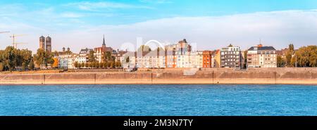 Blick auf die Kölner Altstadt oder die Altstadt bei Sonnenuntergang. Promenade am Rheinufer. Reisen und besuchen Sie Sehenswürdigkeiten in Deutschland. Stockfoto