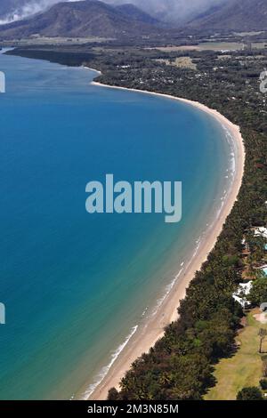 334 Uhr Luftaufnahme des Four Mile Beach entlang der Hafenpromenade von Port Douglas. Queensland-Australien. Stockfoto