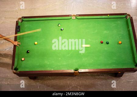 Snooker wird platziert. Queue und Poolbälle für die Tasche von oben. Stockfoto