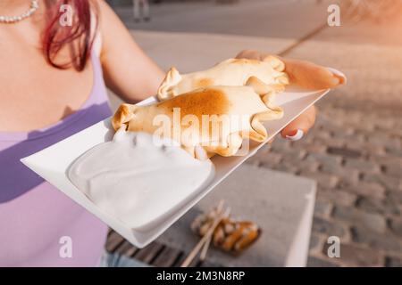 Köstliche Pasteten mit Empanadas-Füllung sind in Spanien und Argentinien beliebt. Streetfood- und Fastfood-Konzept Stockfoto