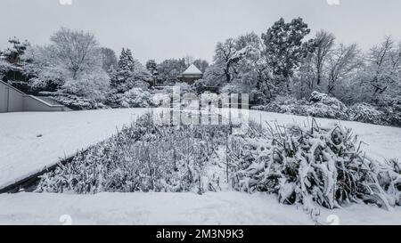 Schwarzweißbild einer wunderschönen Winterszene in Londons Hampstead nach dem ersten Schnee von 2022. Stockfoto