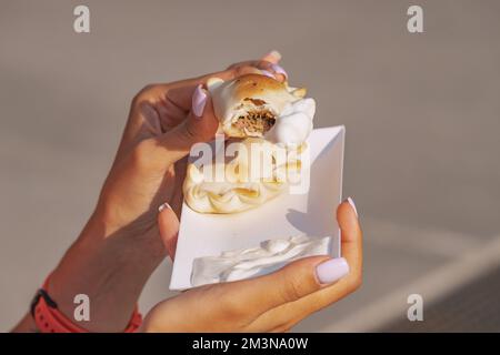 Köstliche Pasteten mit Empanadas, gefüllt mit Sahne Sauce, sind in Spanien und Argentinien beliebt. Streetfood- und Fastfood-Konzept Stockfoto