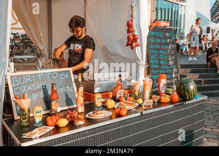 29. Juli 2022, Köln, Deutschland: Mexikanische Küche beim Street Food Festival. Buritto und andere traditionelle warme Gerichte Stockfoto