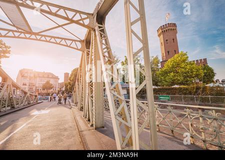 29. Juli 2022, Köln, Deutschland: Malakoffturm oder Malakoff historischer Turm in der Kölner Altstadt und Drehbrücke in Rheinauhafen Stockfoto