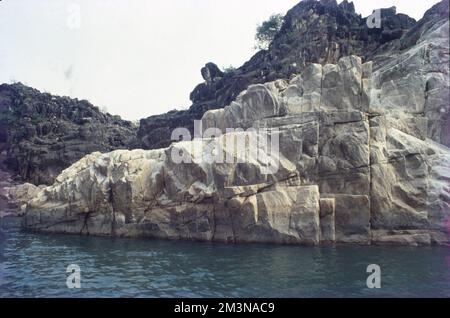 Die Marmorfelsen sind ein Gebiet entlang des Narmada im Zentrum Indiens in der Nähe der Stadt Jabalpur; im Bezirk Bhedaghat von Jabalpur, im Bundesstaat Madhya Pradesh. Der Fluss hat den weichen Marmor gemeißelt und eine wunderschöne Schlucht von etwa 8 km Länge geschaffen. Es ist ein beliebtes indisches Touristenziel. Stockfoto